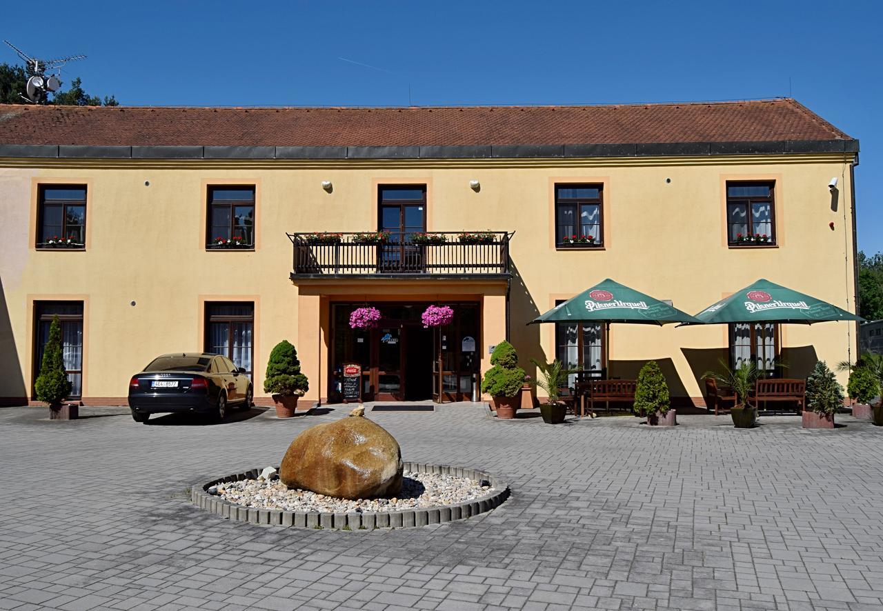 Hotel Penzion Parkur Hrobice Exterior foto